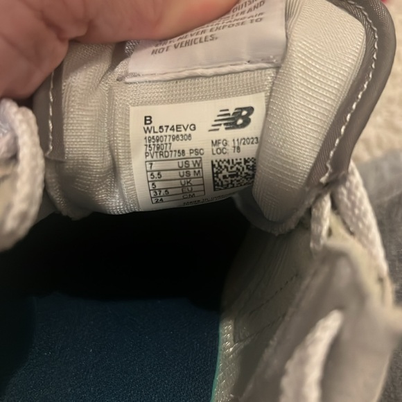 Sneakers - Picture 3 of 4